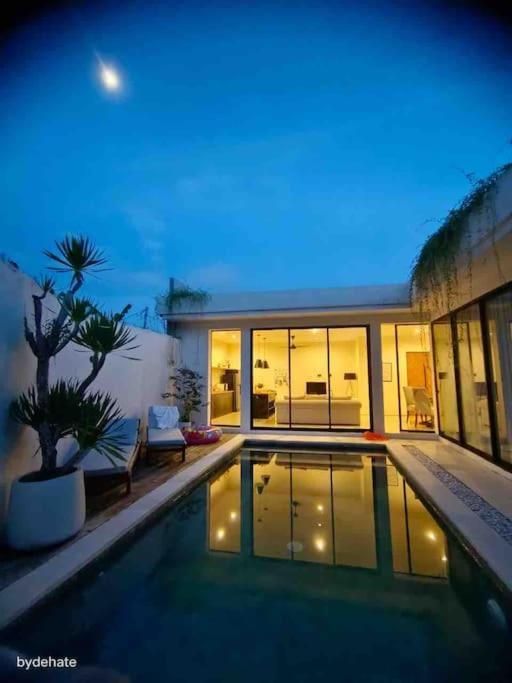 The R Villa Kaba - Incl. Motorbikes Seminyak Eksteriør billede